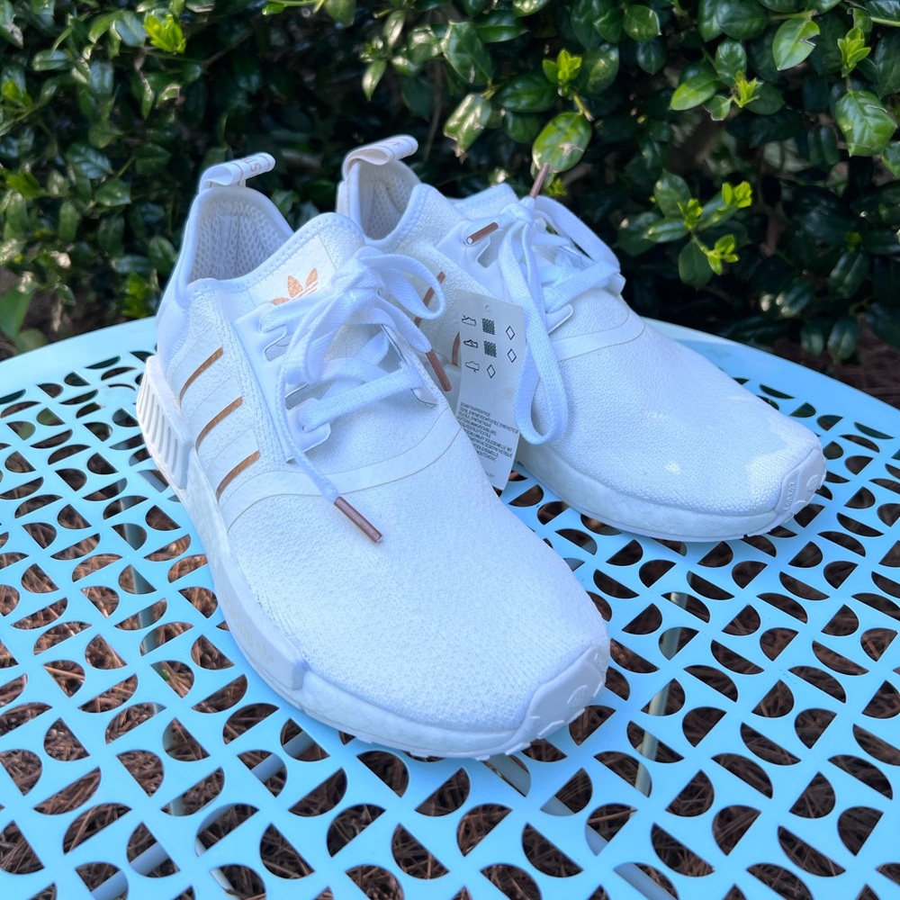 Adidas originals Woman’s NMD_R1 White Rose Gold Metallic Size 8